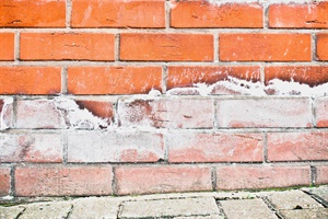 witte aanslag op muren
